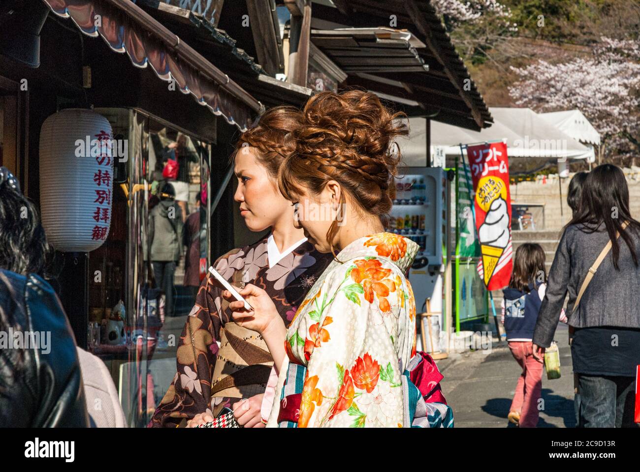 Gli approcci al tempio Kiyomizu-dera, Kyoto, Giappone Foto Stock