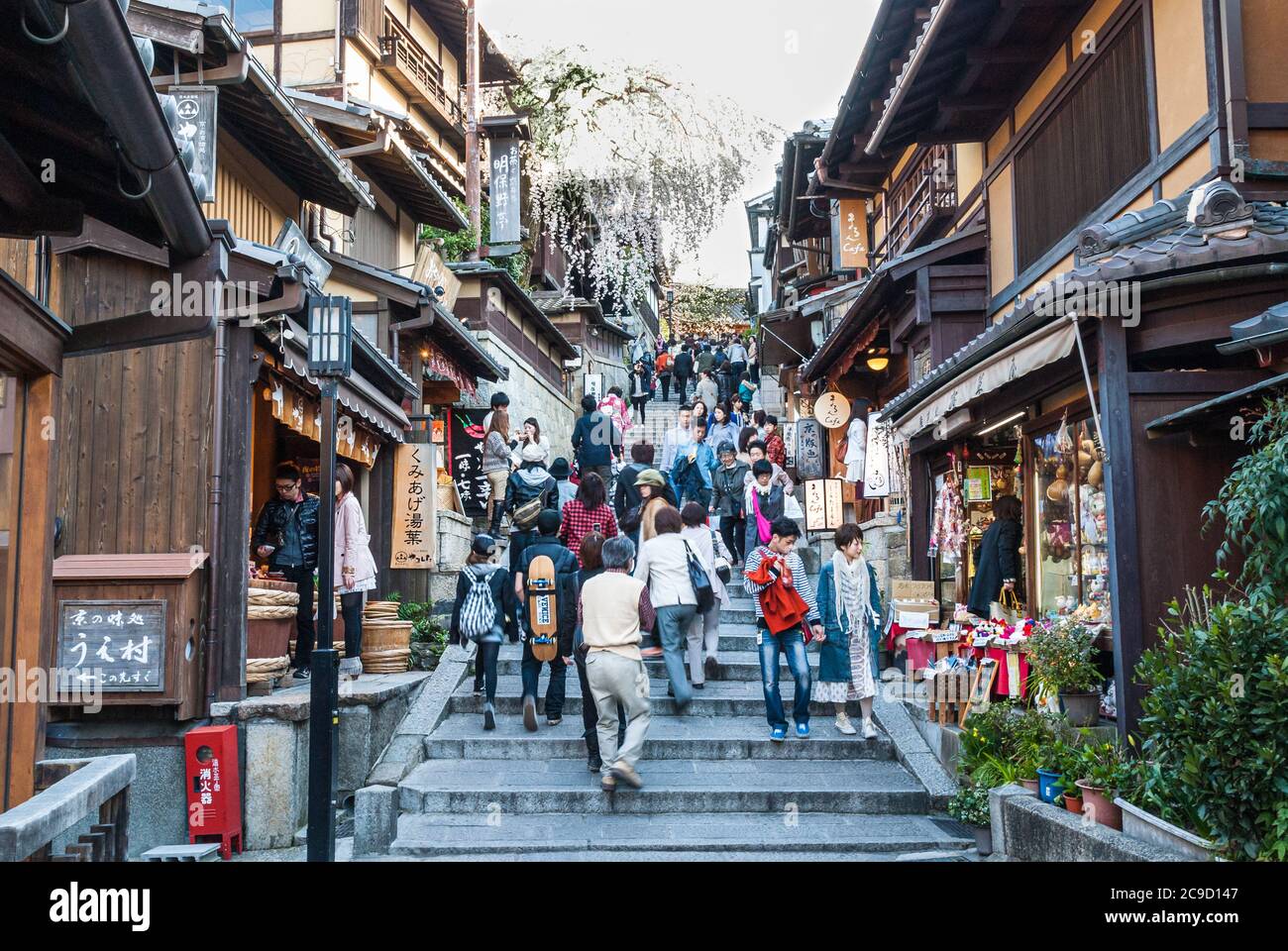 Ci si avvicina al tempio Kiyomizu-dera a Kyoto, Giappone Foto Stock