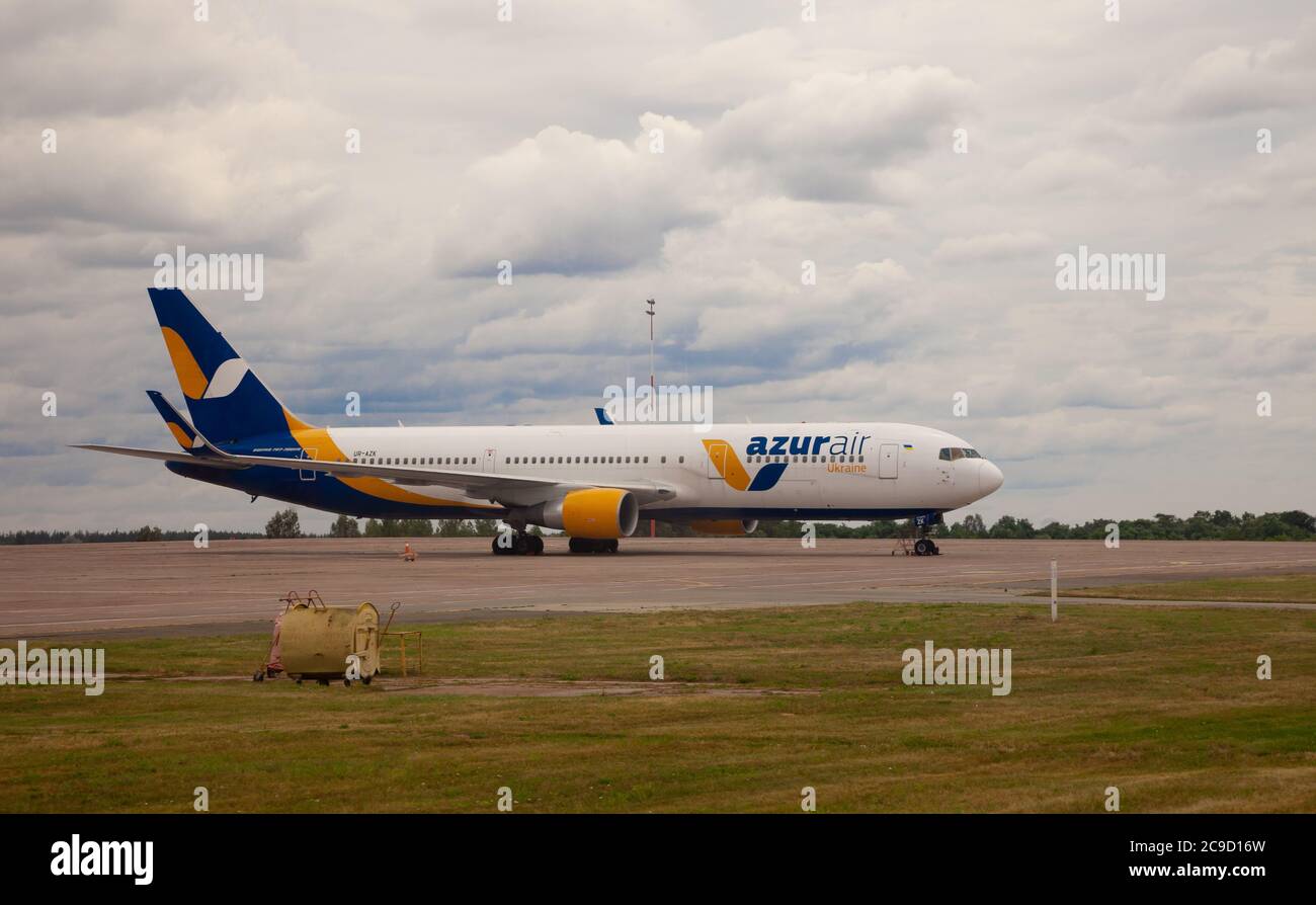 Kiev, Ucraina - 1 luglio 2020: Aereo di passaggio UR-AZF Azur Air Ucraina Boeing 737-89L. Aereo sulla piattaforma dell'Aeroporto Internazionale di Boryspil Foto Stock