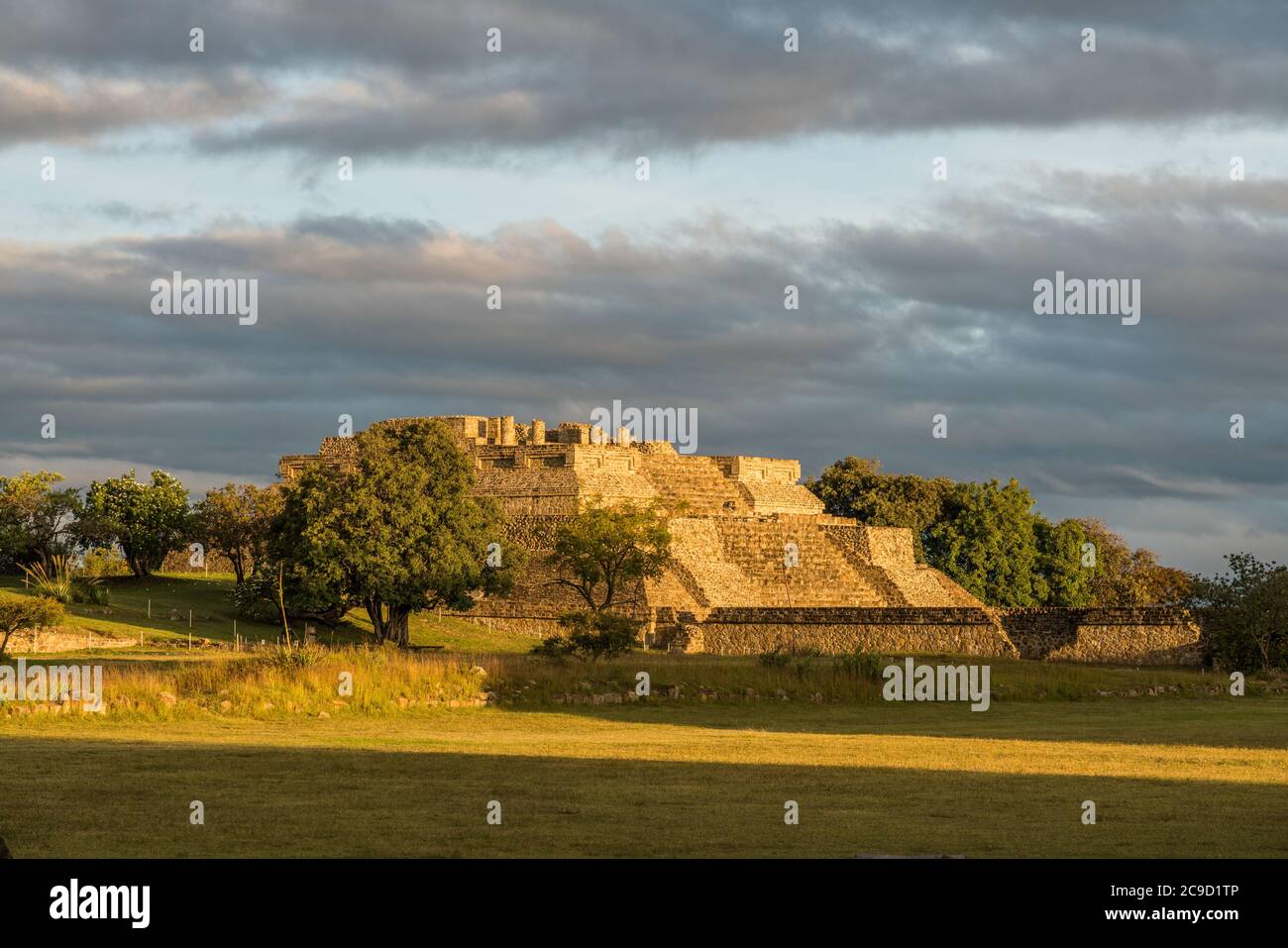 Le piramidi del Gruppo IV all'alba nelle rovine precolombiane Zapotec di Monte Alban a Oaxaca, Messico. Patrimonio dell'umanità dell'UNESCO. Foto Stock
