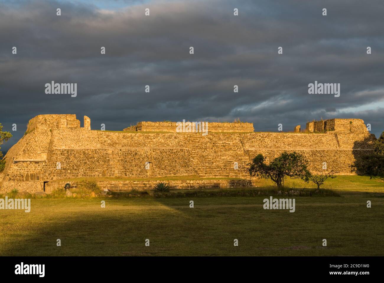 Edificio L all'alba nelle rovine precolombiane Zapotec di Monte Alban a Oaxaca, Messico. Patrimonio dell'umanità dell'UNESCO. Foto Stock