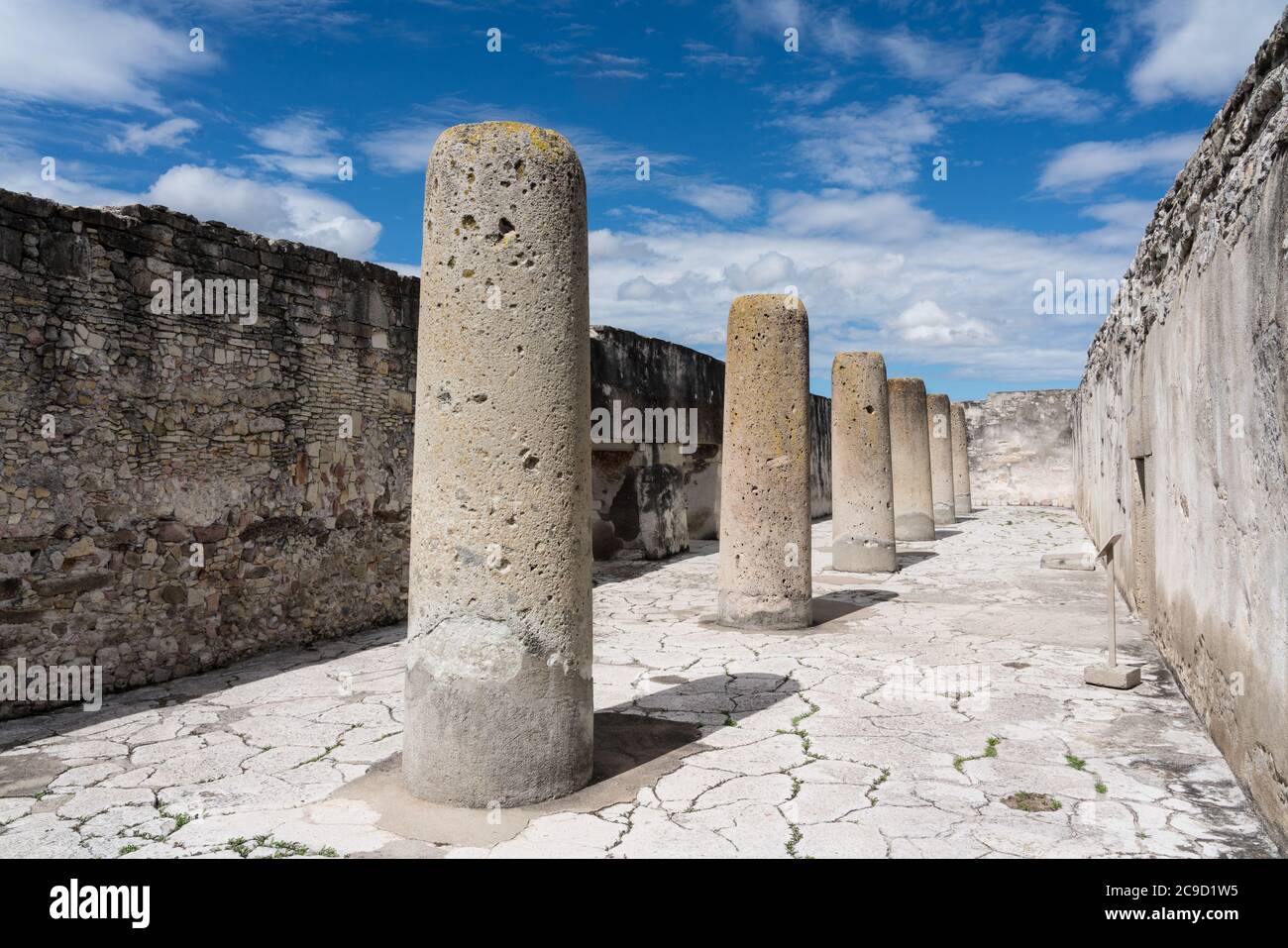 Colonne di pietra nella Sala delle colonne del Palazzo, edificio 7, nelle rovine della città Zapotec di Mitla a Oaxaca, Messico. Un eroe mondiale dell'UNESCO Foto Stock