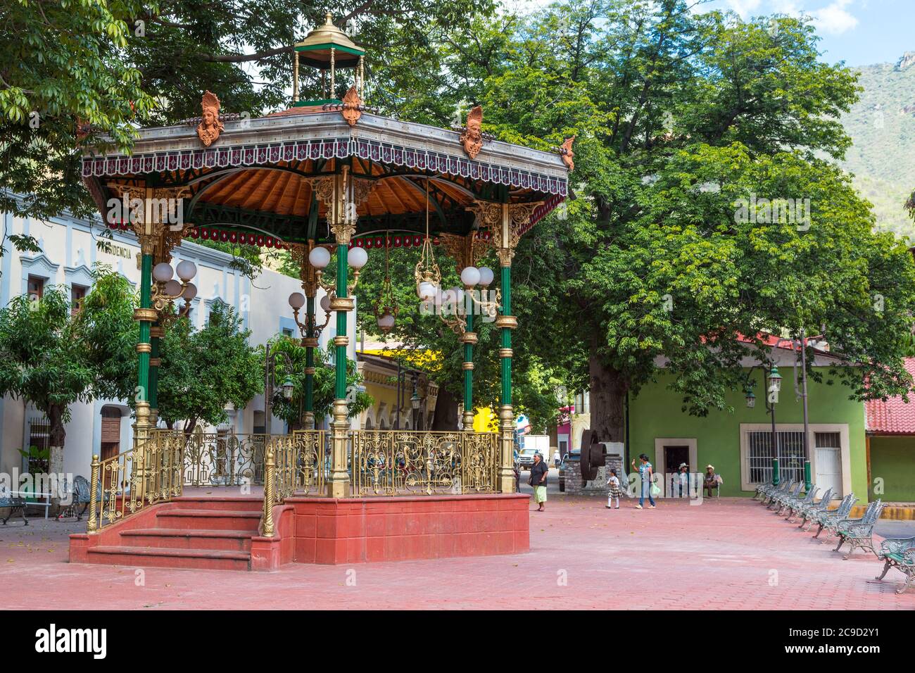 Batacillas, Chihuahua, Messico. Town Plaza e Gazebo, tardo pomeriggio. Foto Stock