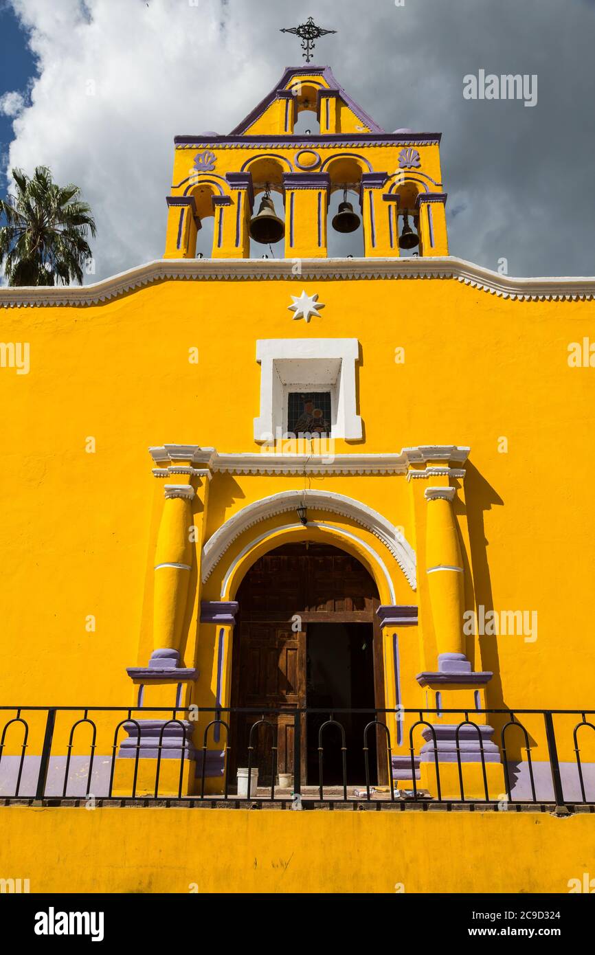 Batacillas, Chihuahua, Messico. Ingresso alla Chiesa di Batacillas, Parroquia de Nuestra Senora del Carmen. Foto Stock