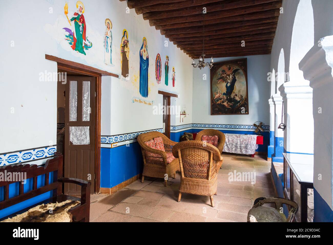 Batopilas, Chihuahua, Messico. Salotto adiacente al cortile interno, Riverside Lodge Hotel. Foto Stock
