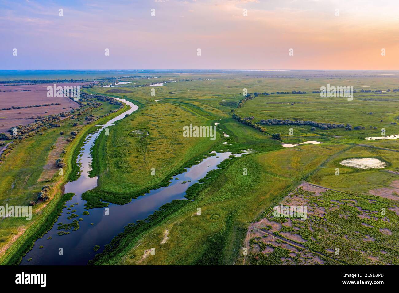 Panorama aereo dei fiumi della regione di Astrakhan in estate. Foto di alta qualità Foto Stock
