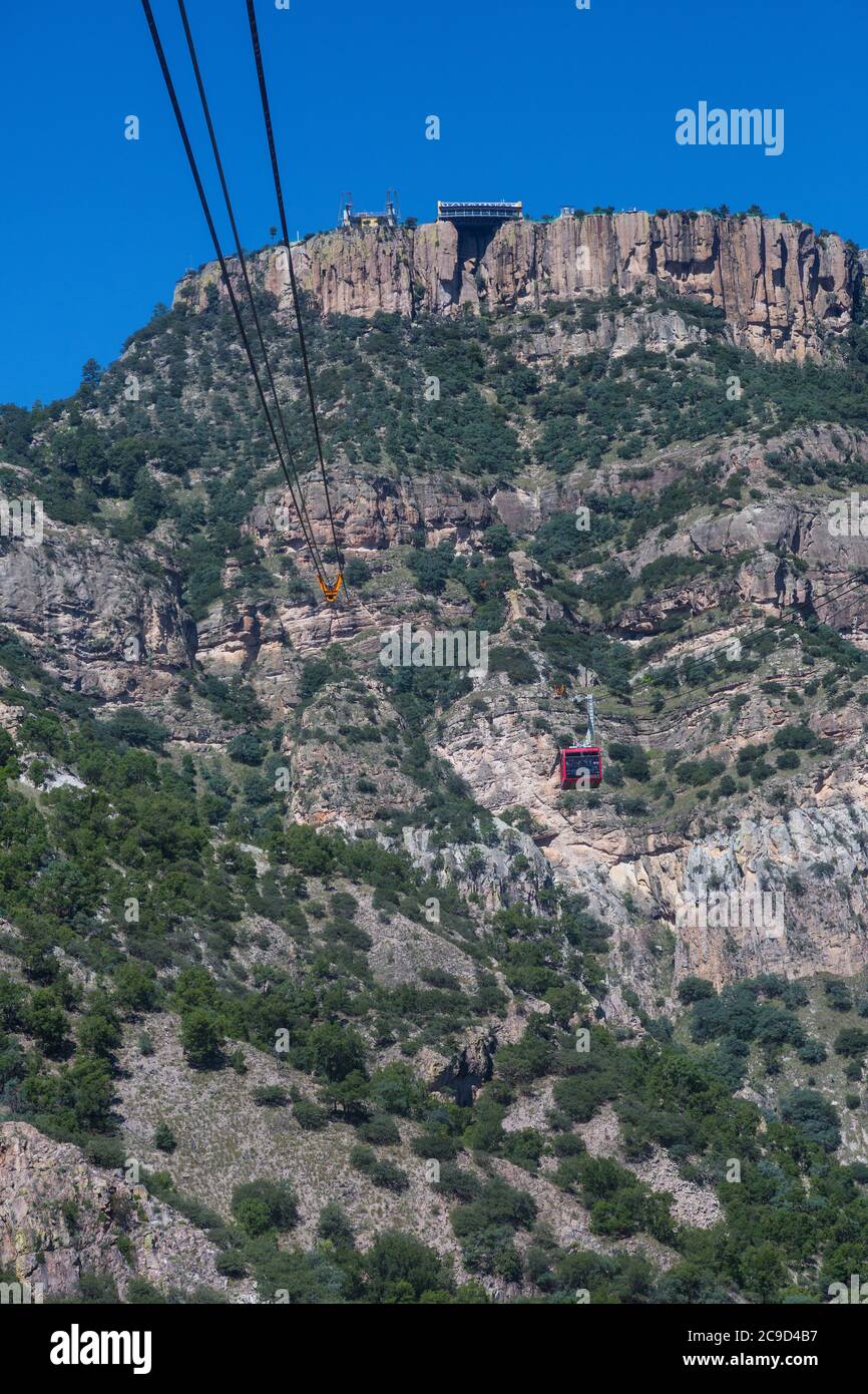 Stazione di aggancio vista dalla funivia a Divisadero, Copper Canyon, Chihuahua, Messico. Gondola aerea anche in rotta. Foto Stock