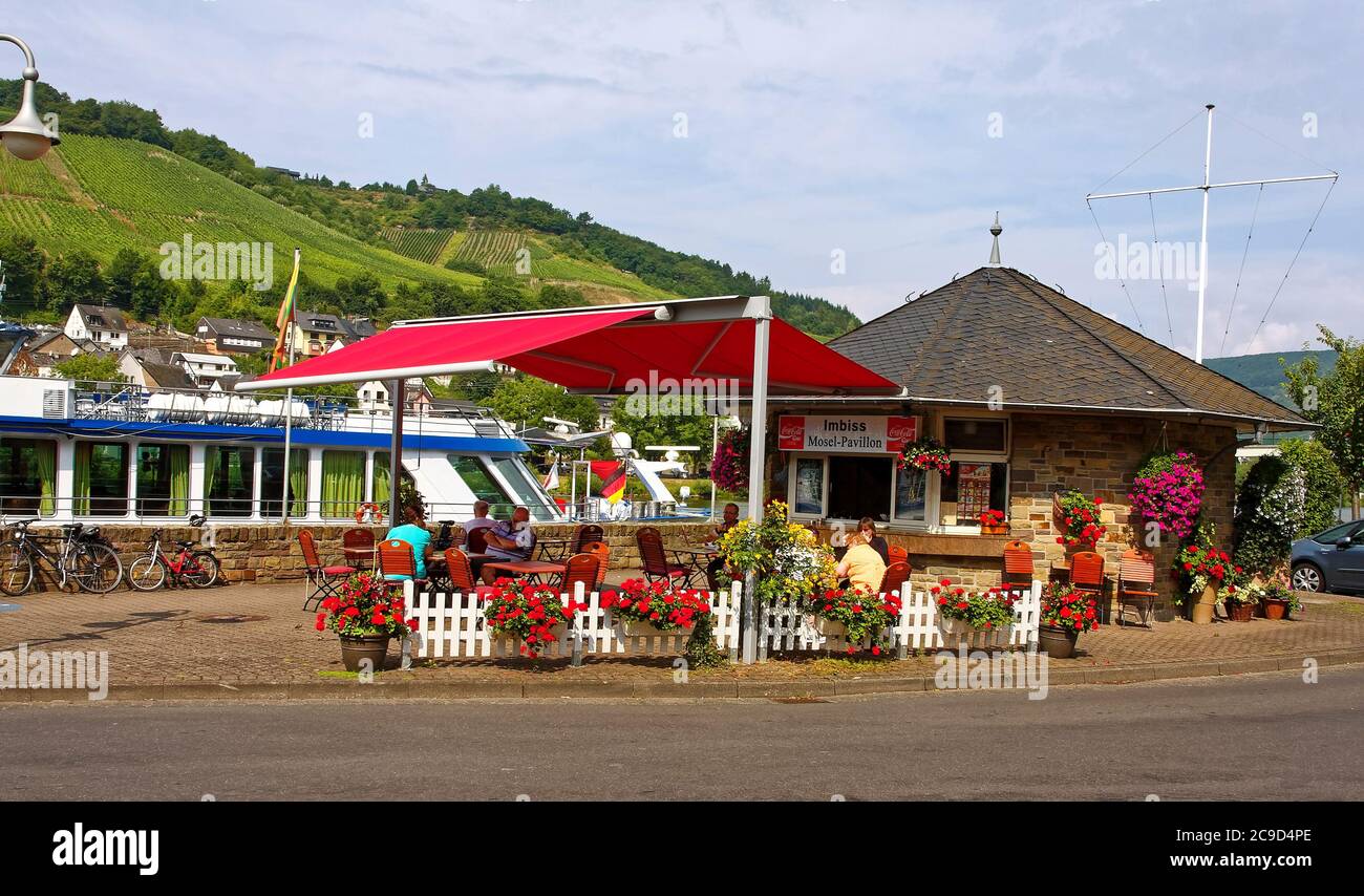 riverside scena, ristorante all'aperto, persone, fiori, recinzione, battello ormeggiato, vigneti collina, Europa, Zell; Germania Foto Stock