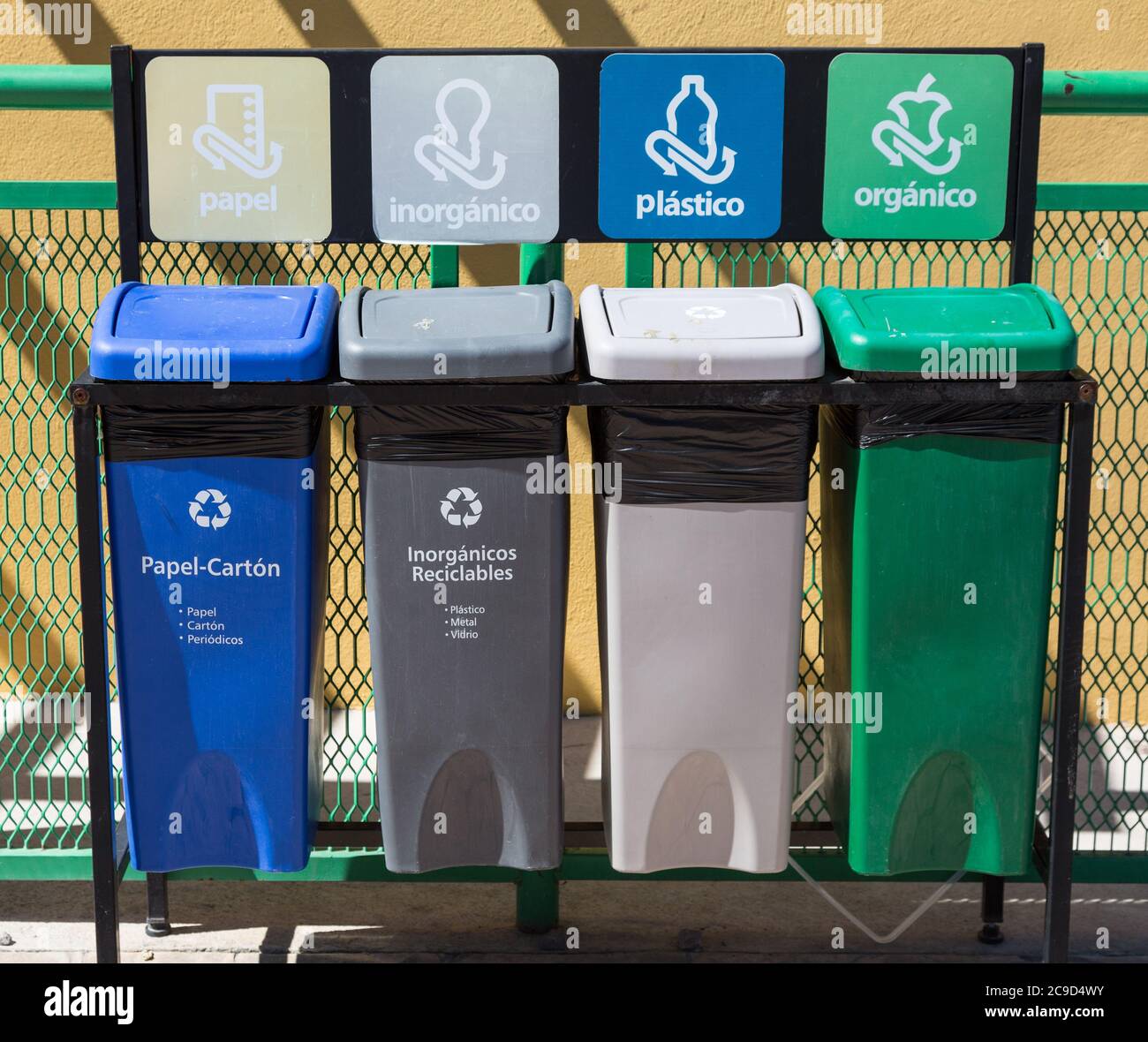 Divisadero, Copper Canyon, Chihuahua, Messico. Protezione ambientale: Bidoni di rifiuti designati per varie categorie di rifiuti. Foto Stock