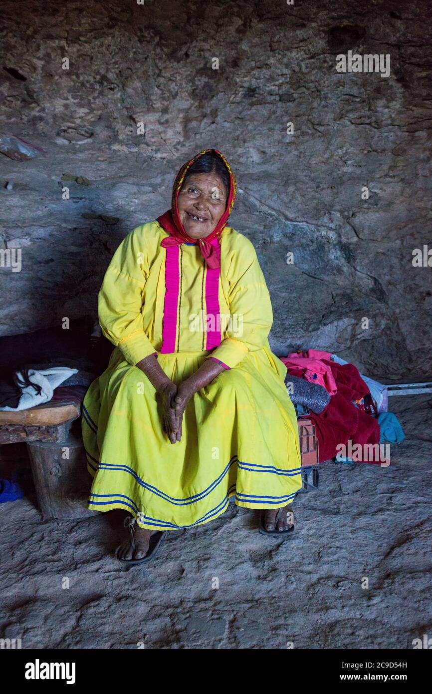 Tradizionale Shaman Indiano Tarahumara nella sua Cave House, Copper Canyon, Chihuahua, Messico. Foto Stock