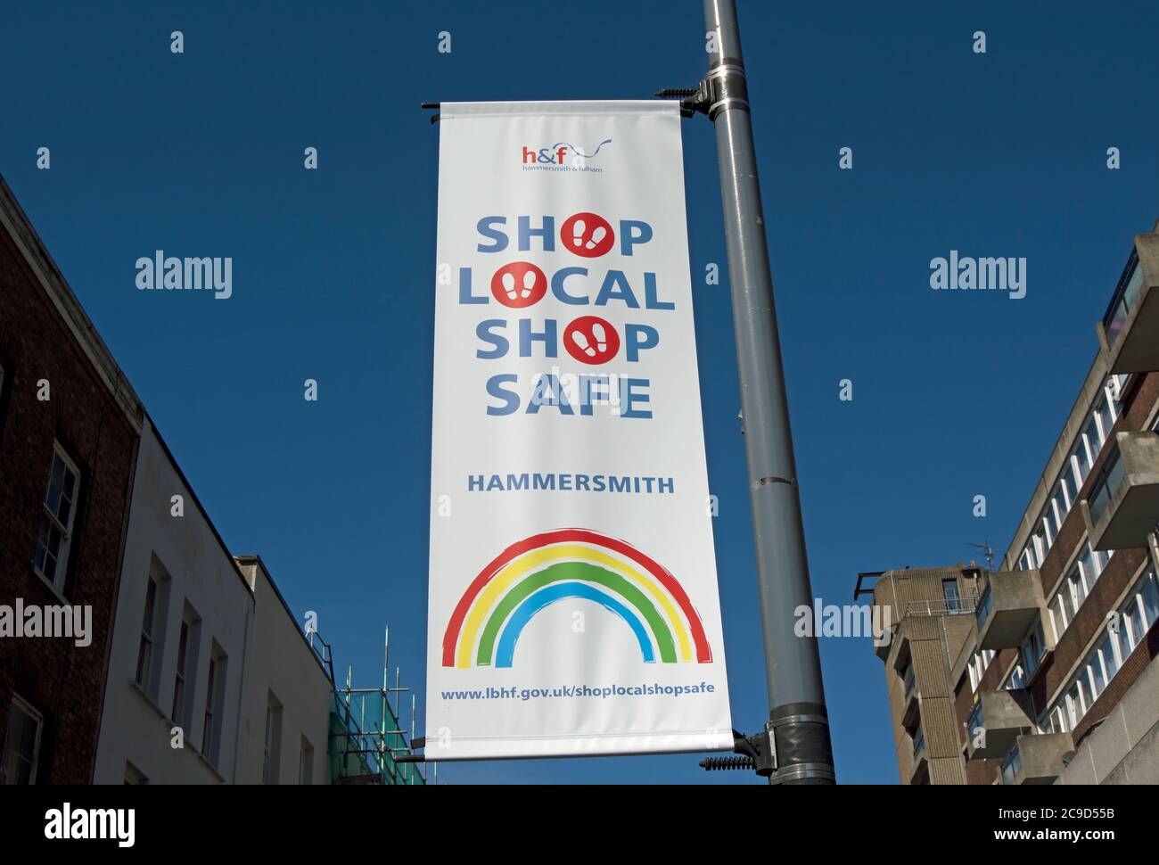 hammersmith e fulham council banner sollecitare negozio locale sicuro, durante il 2020 covid 19 pandemic, hammersmith, londra, inghilterra Foto Stock