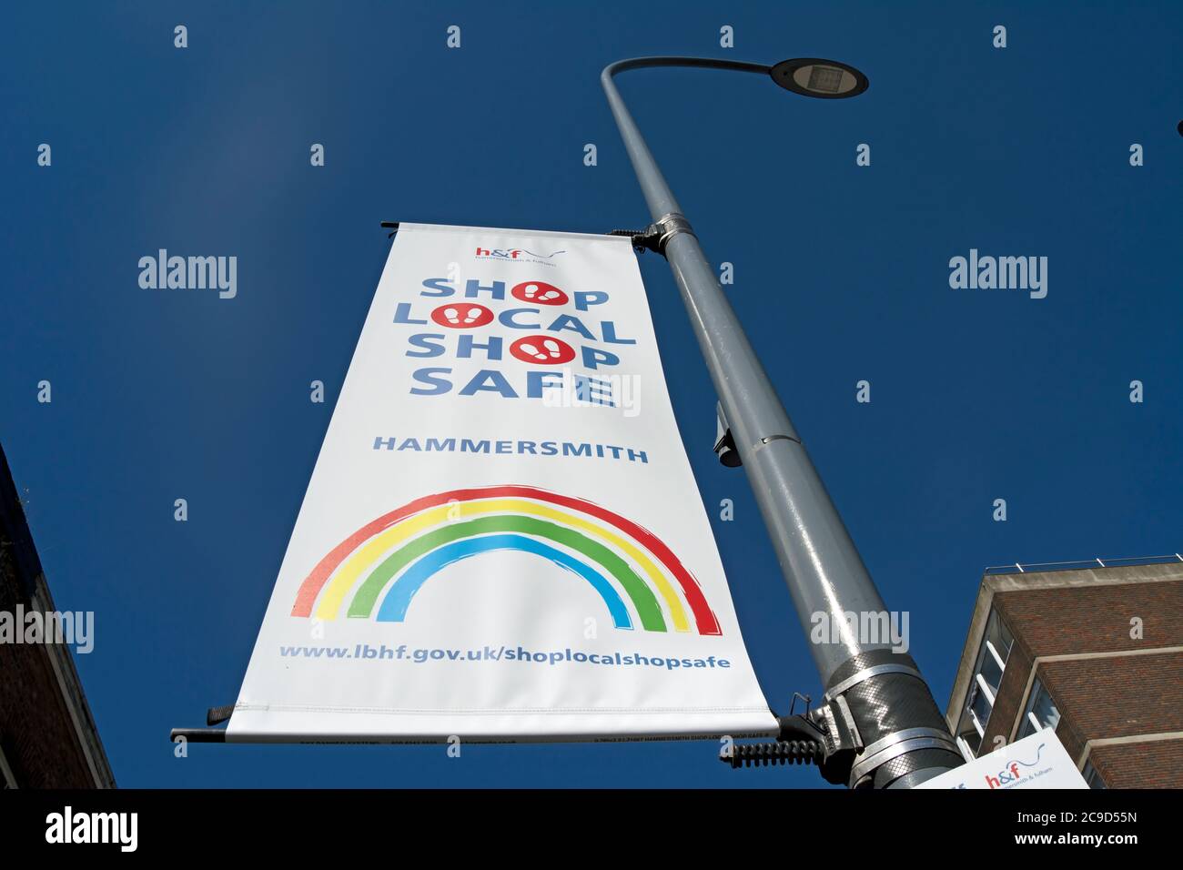 hammersmith e fulham council banner sollecitare negozio locale sicuro, durante il 2020 covid 19 pandemic, hammersmith, londra, inghilterra Foto Stock