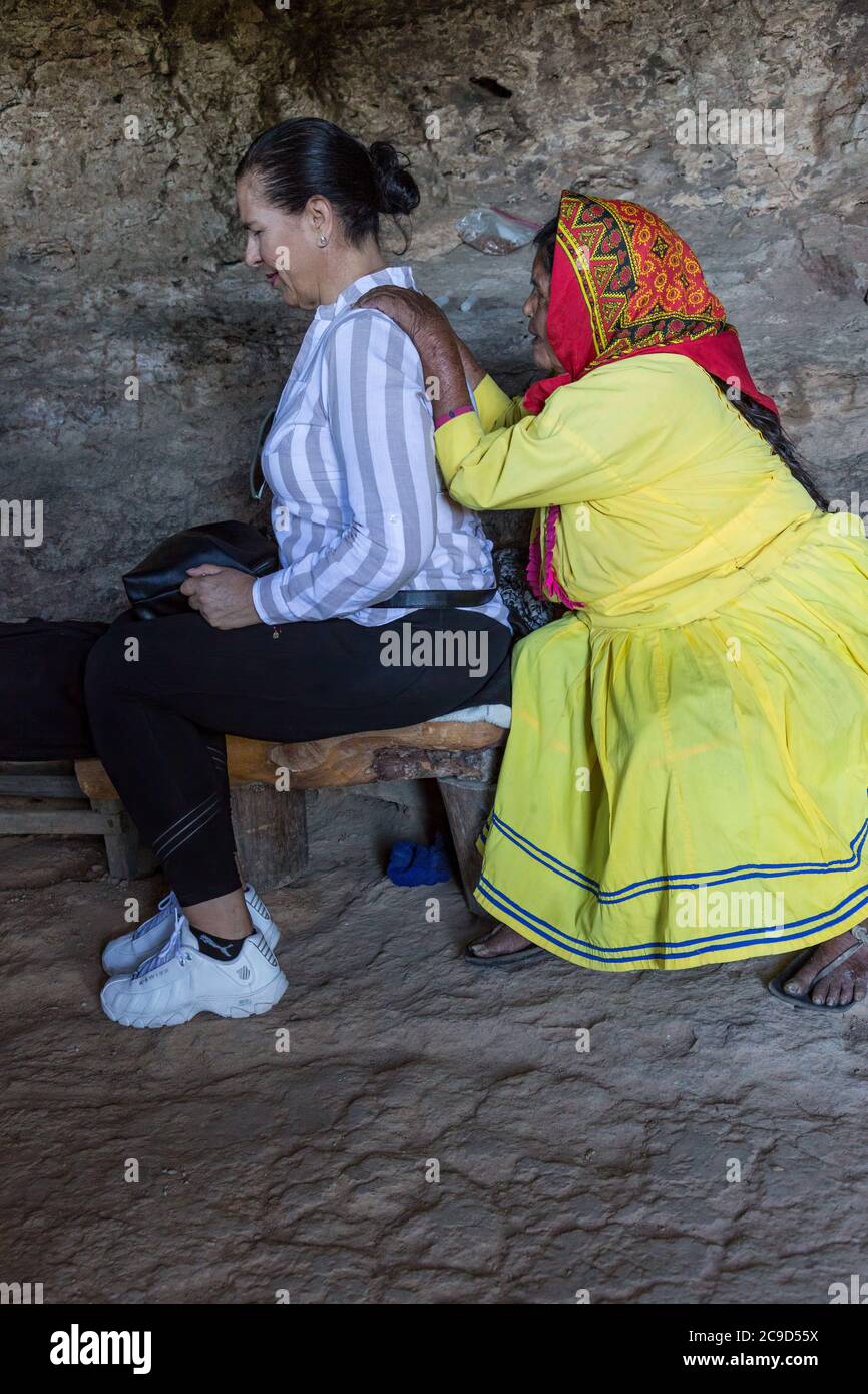 Tradizionale Shaman indiano Tarahumara trattando un paziente, Copper Canyon, Chihuahua, Messico. Foto Stock