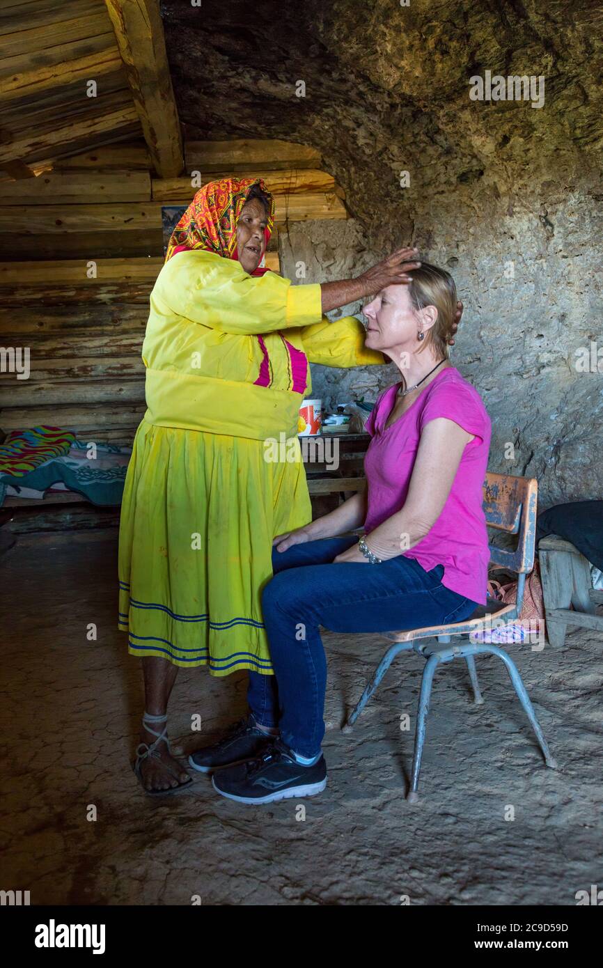 Tradizionale Shaman indiano Tarahumara trattando un paziente, Copper Canyon, Chihuahua, Messico. Foto Stock