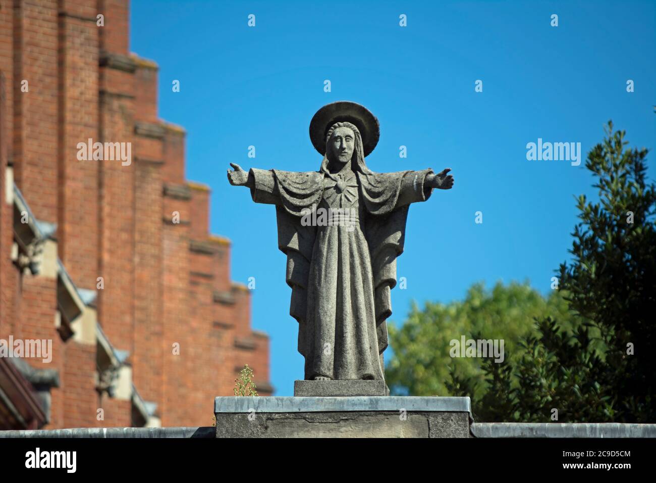 statua di gesù cristo sopra un ingresso al sacro cuore liceo a hammersmith, londra, inghilterra Foto Stock