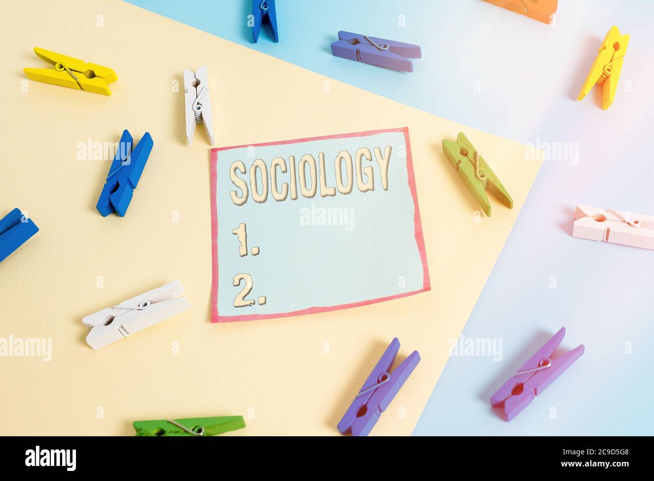 Testo di scrittura di parole Sociologia. Foto d'affari che mostra l'analisi scientifica di un'istituzione sociale come un'intera funzionante carta da stendibiancheria colorata e Foto Stock