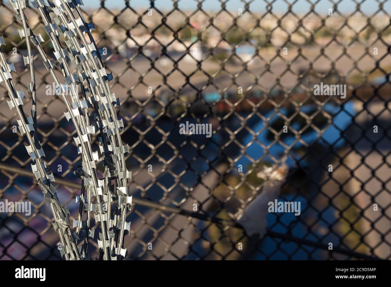 Linee di filo di rasoio Fence of Pedestrian Bridge che attraversa il confine tra Stati Uniti e Messico da Ciudad Juarez a El Paso. Foto Stock
