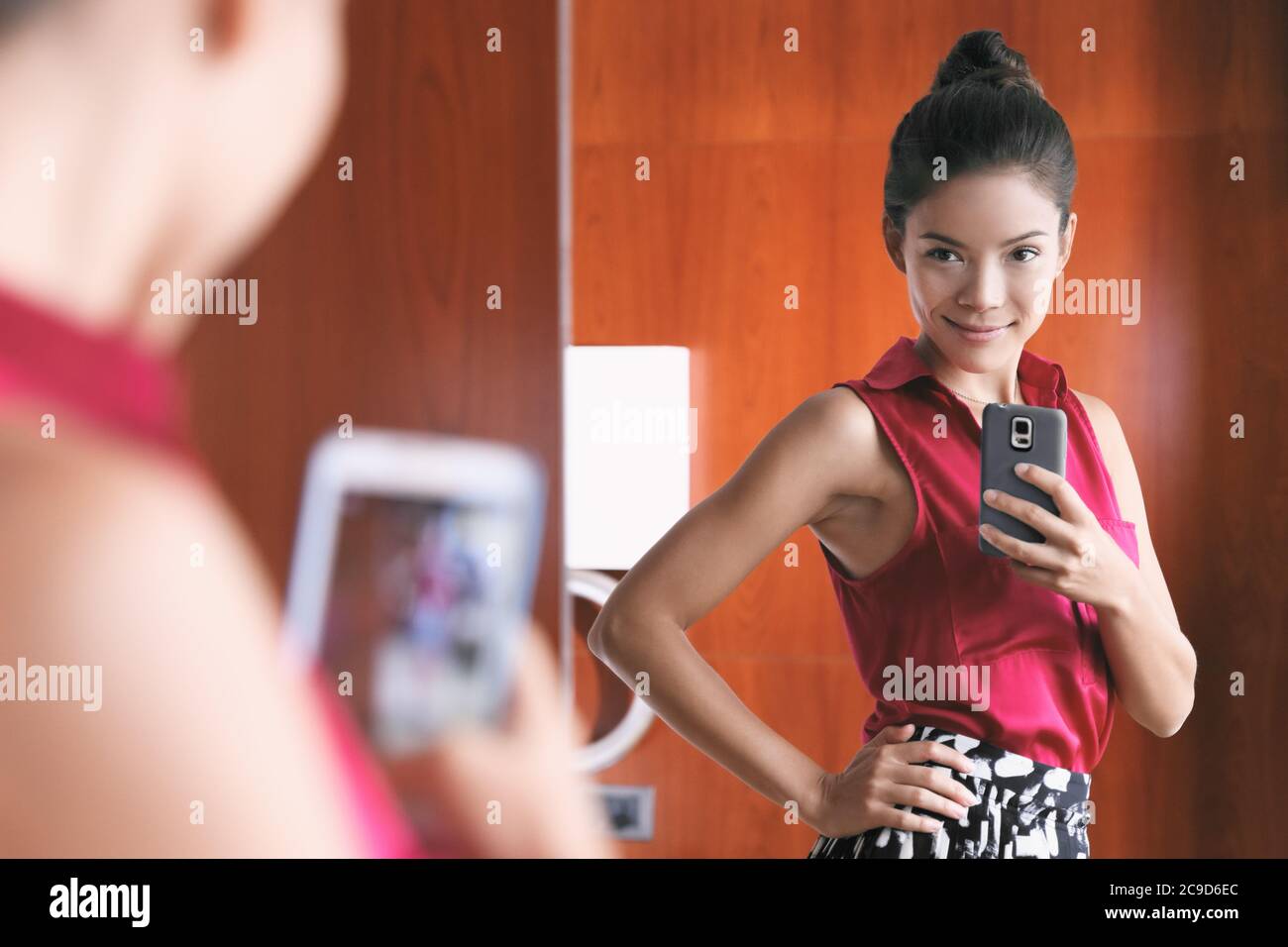 Specchio selfie fiducioso donna asiatica sentirsi abbastanza bene in lei autostima del corpo per scattare foto con il telefono cellulare nell'armadio a casa guardando la sua sottile Foto Stock