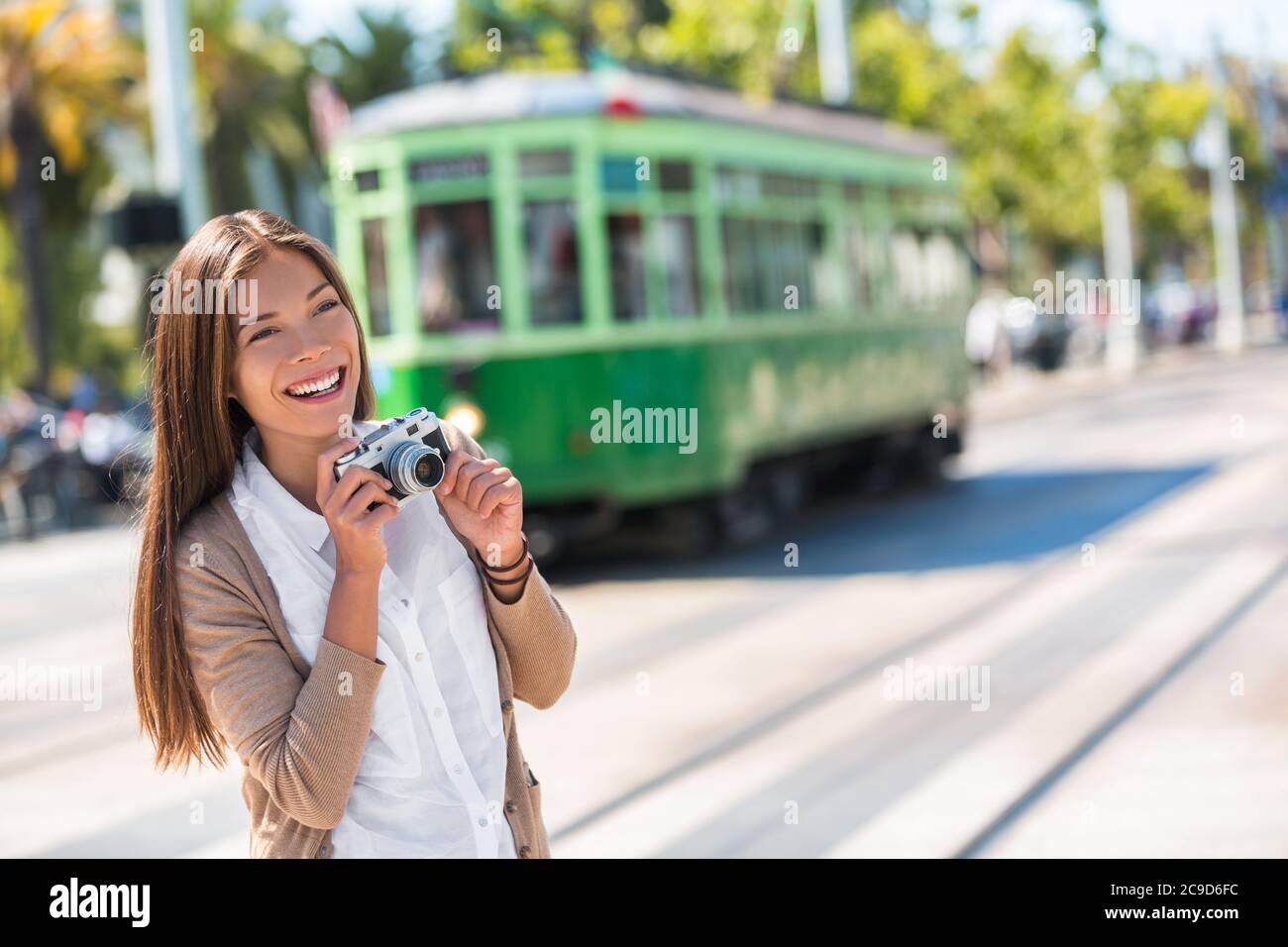Donna asiatica turistica-città stile di vita di strada, famoso sistema di tram a San Francisco città, California durante le vacanze estive. Divertimento di viaggio Foto Stock