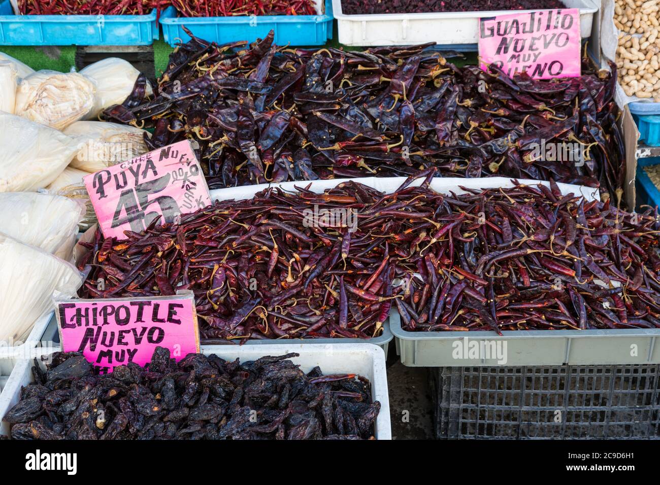 Ciudad Juarez, Chihuahua, Messico. Varietà di peperoncini in vendita. Foto Stock