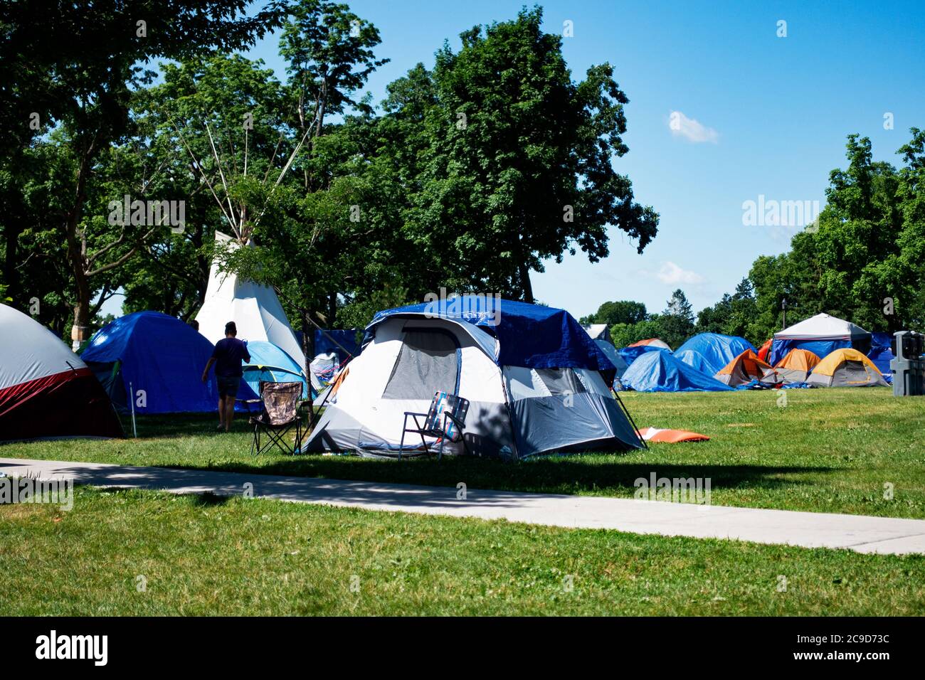 Accampamento senza dimora di tende e tepie al Powderhorn Park. Minneapolis, Minnesota, Stati Uniti Foto Stock