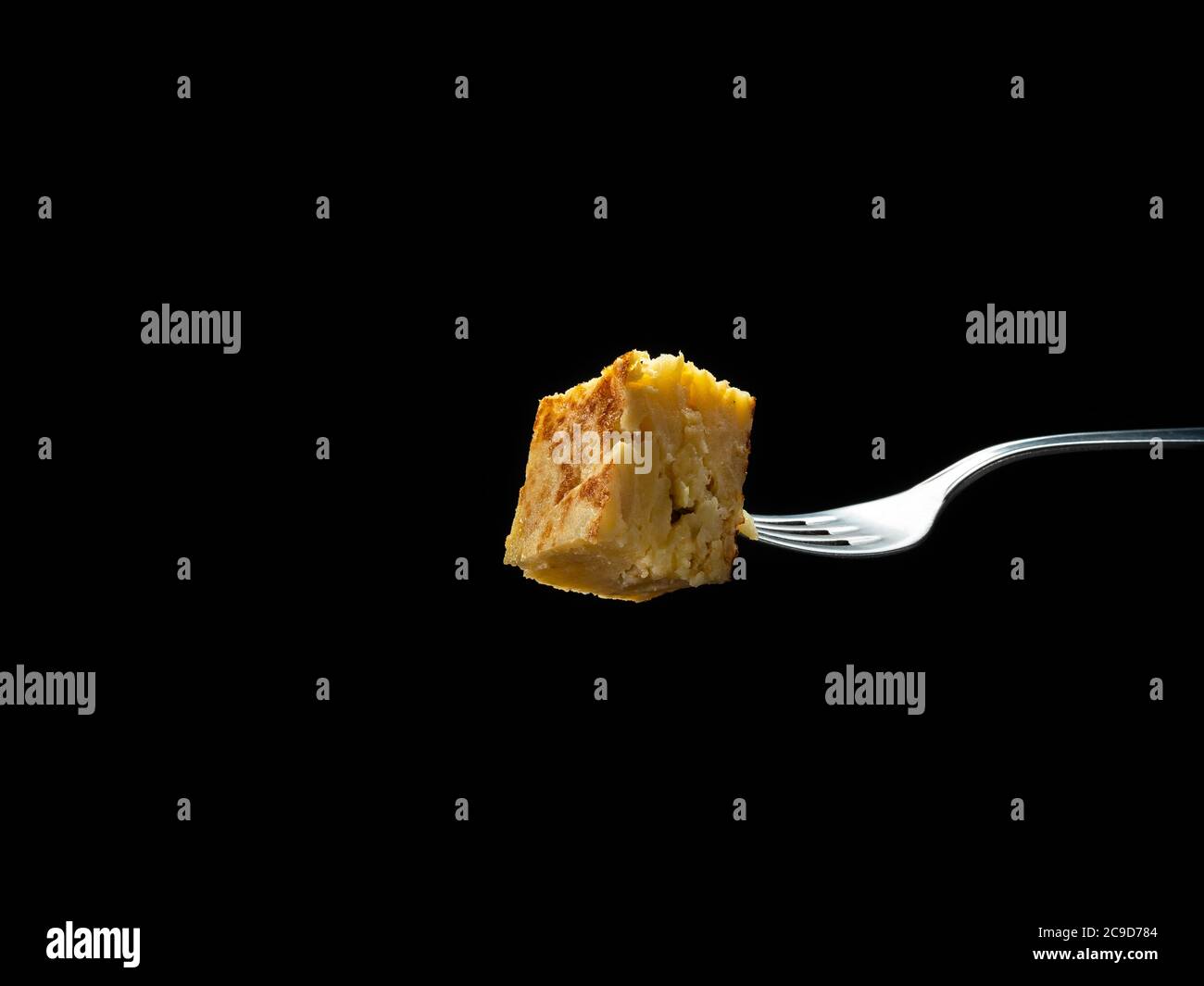 Omelette di patate tradizionale cibo spagnolo a base di uova, patate e cipolle Foto Stock