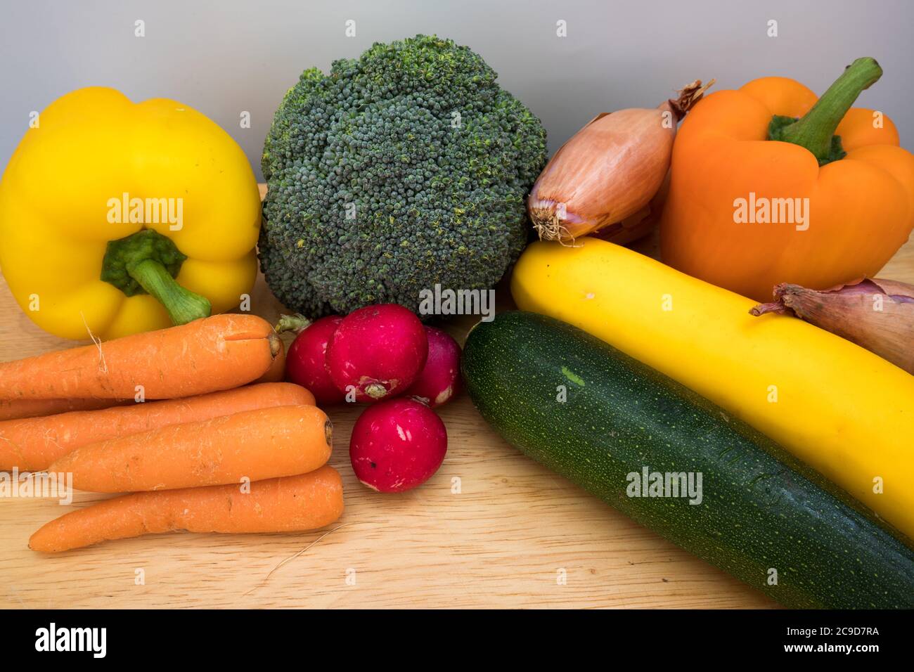 Verdure fresche e sane da un mercato agricolo su una tagliere di legno. Mangiare sano per uno stile di vita sano Foto Stock