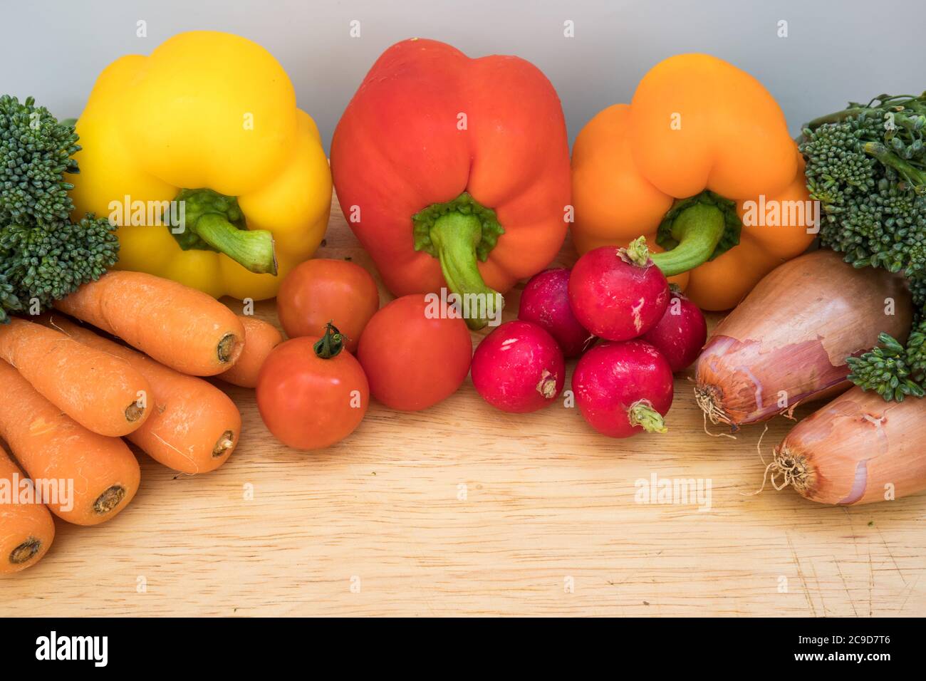 Verdure fresche e sane da un mercato agricolo su una tagliere di legno. Mangiare sano per uno stile di vita sano Foto Stock