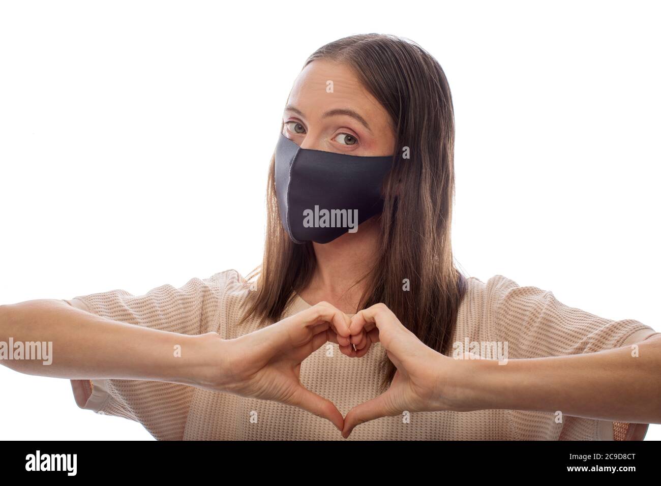 Donna in maschera protettiva su sfondo bianco Foto Stock