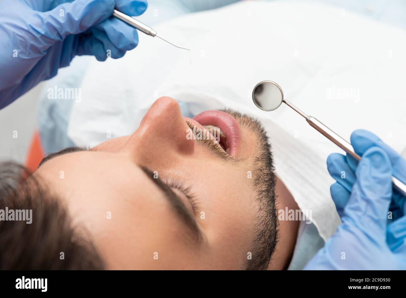 L'uomo avente denti esaminati presso i dentisti. Panoramica della carie dentaria prevenzione Foto Stock