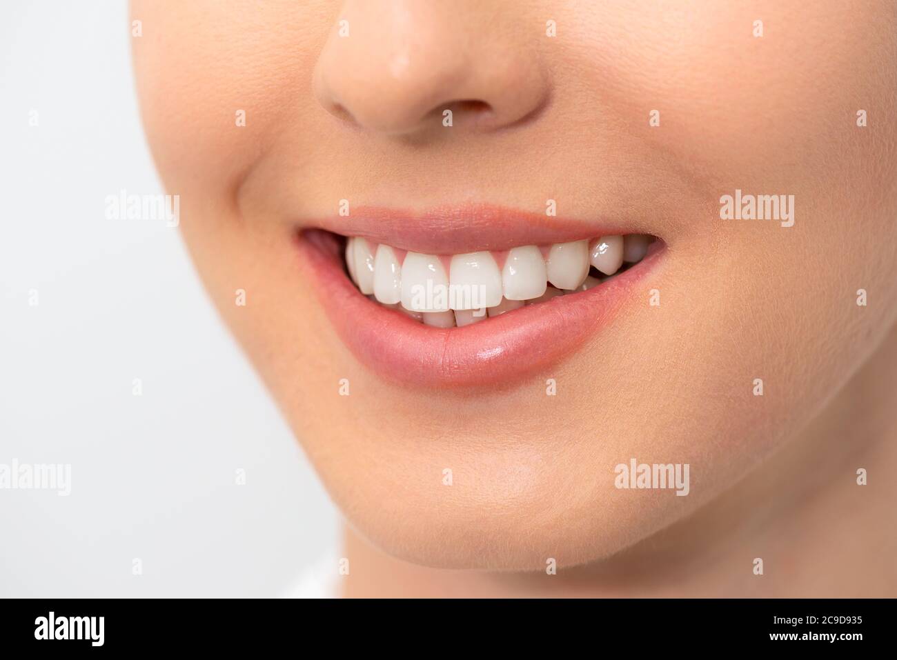 Donna con un sorriso perfetto. Sbiancamento dei denti, concetto di cura dentale Foto Stock