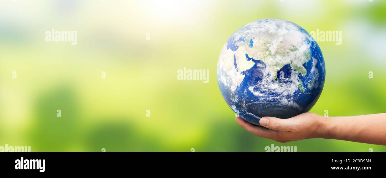 Mano che tiene il globo terrestre. Concetto di giornata mondiale dell'ambiente. Elementi di questa immagine forniti dalla NASA Foto Stock