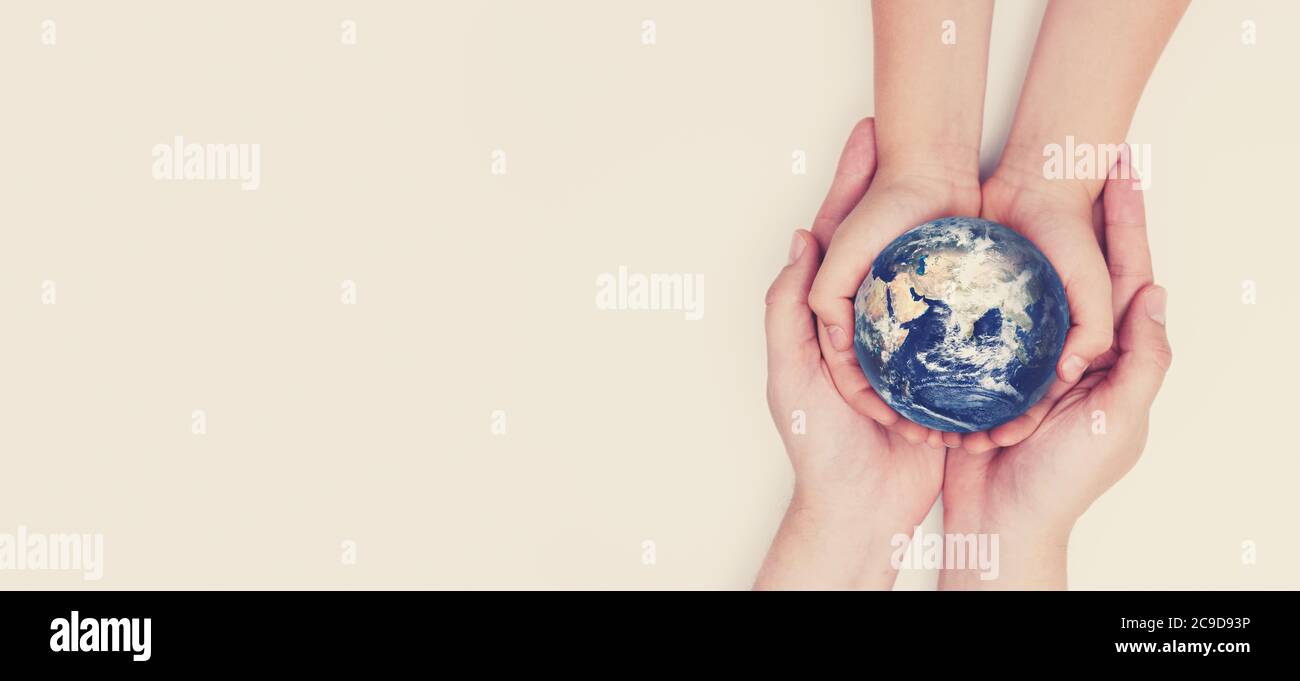Terra in mani di famiglia. Concetto di giornata mondiale dell'ambiente. Elementi di questa immagine fornita dalla NASA Foto Stock