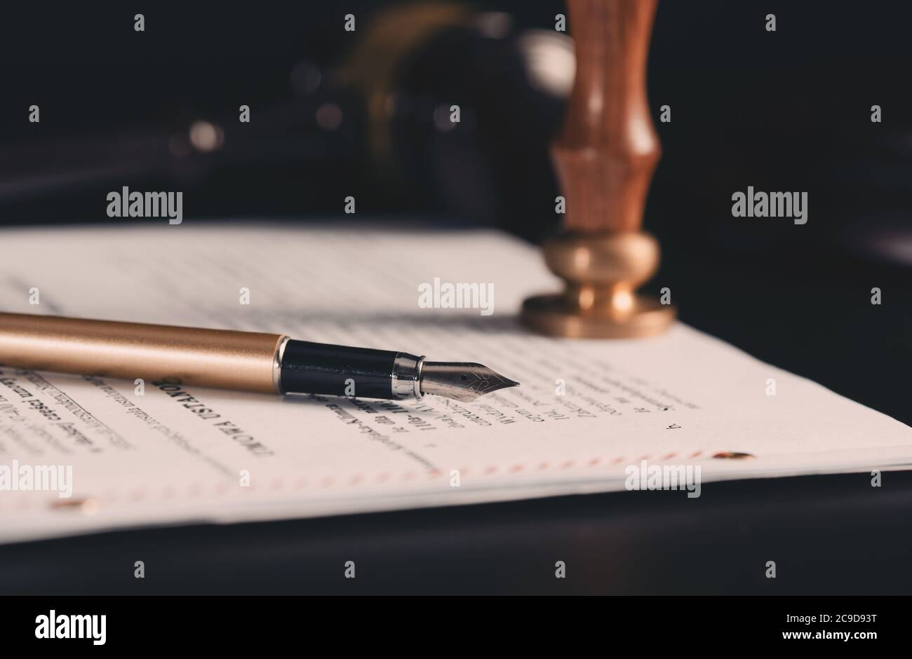 Legge, tema notaio di fondo. Penna a fontana e carta fatta a mano sulla scrivania Foto Stock