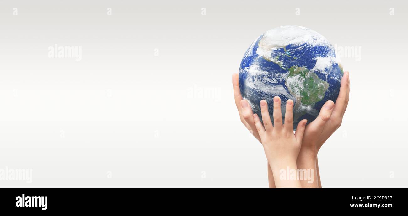 Terra in mani di famiglia. Concetto di giornata mondiale dell'ambiente. Elementi di questa immagine fornita dalla NASA Foto Stock