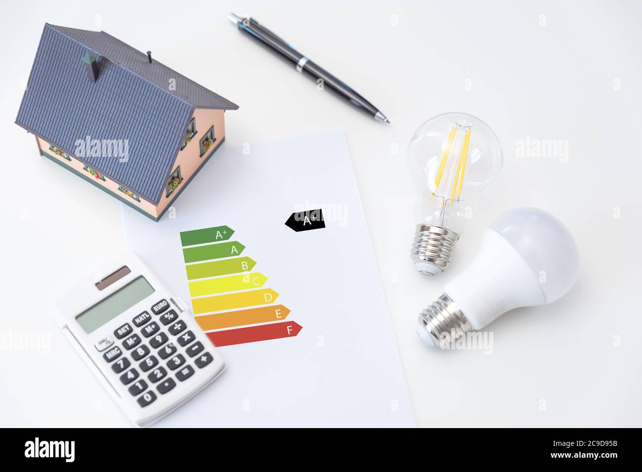Tabella dei valori nominali di energia con lampadine. Concetto di efficienza energetica Foto Stock