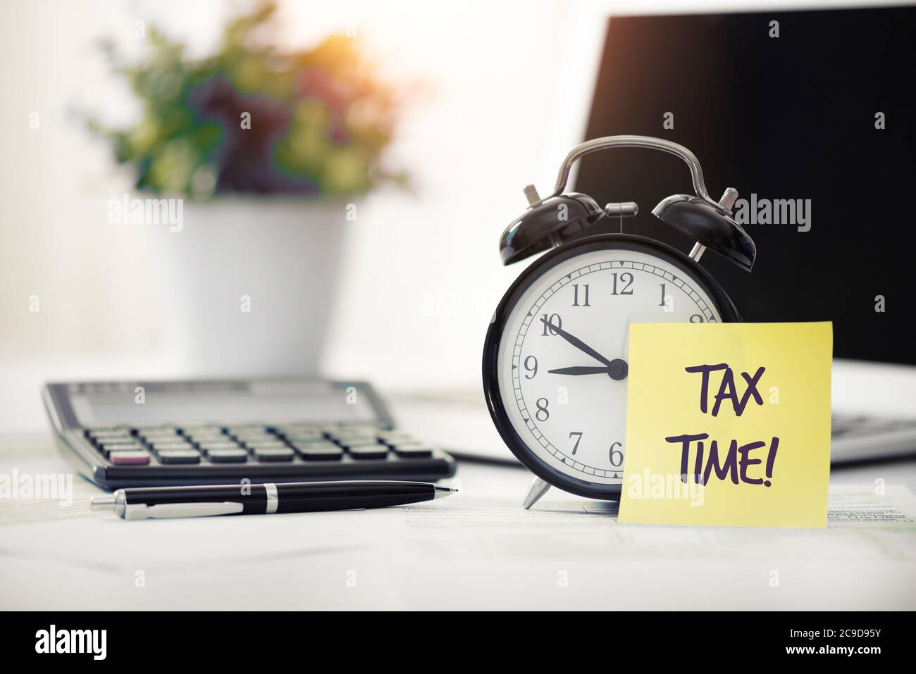 Concetto di tempo fiscale. Modulo fiscale USA, reddito fiscale, concetto di rimborso fiscale Foto Stock