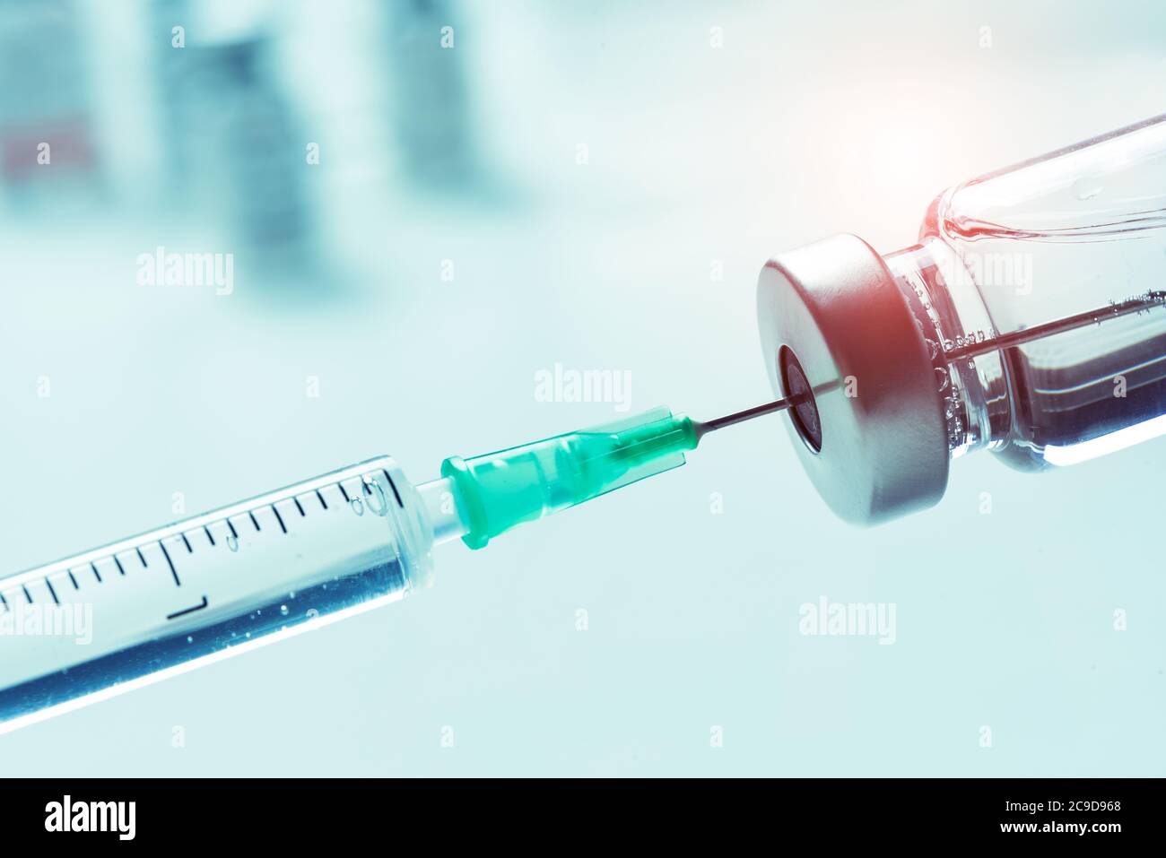 Flacone e siringa di vaccino. Concetto di vaccino contro l'influenza, il virus della corona Foto Stock