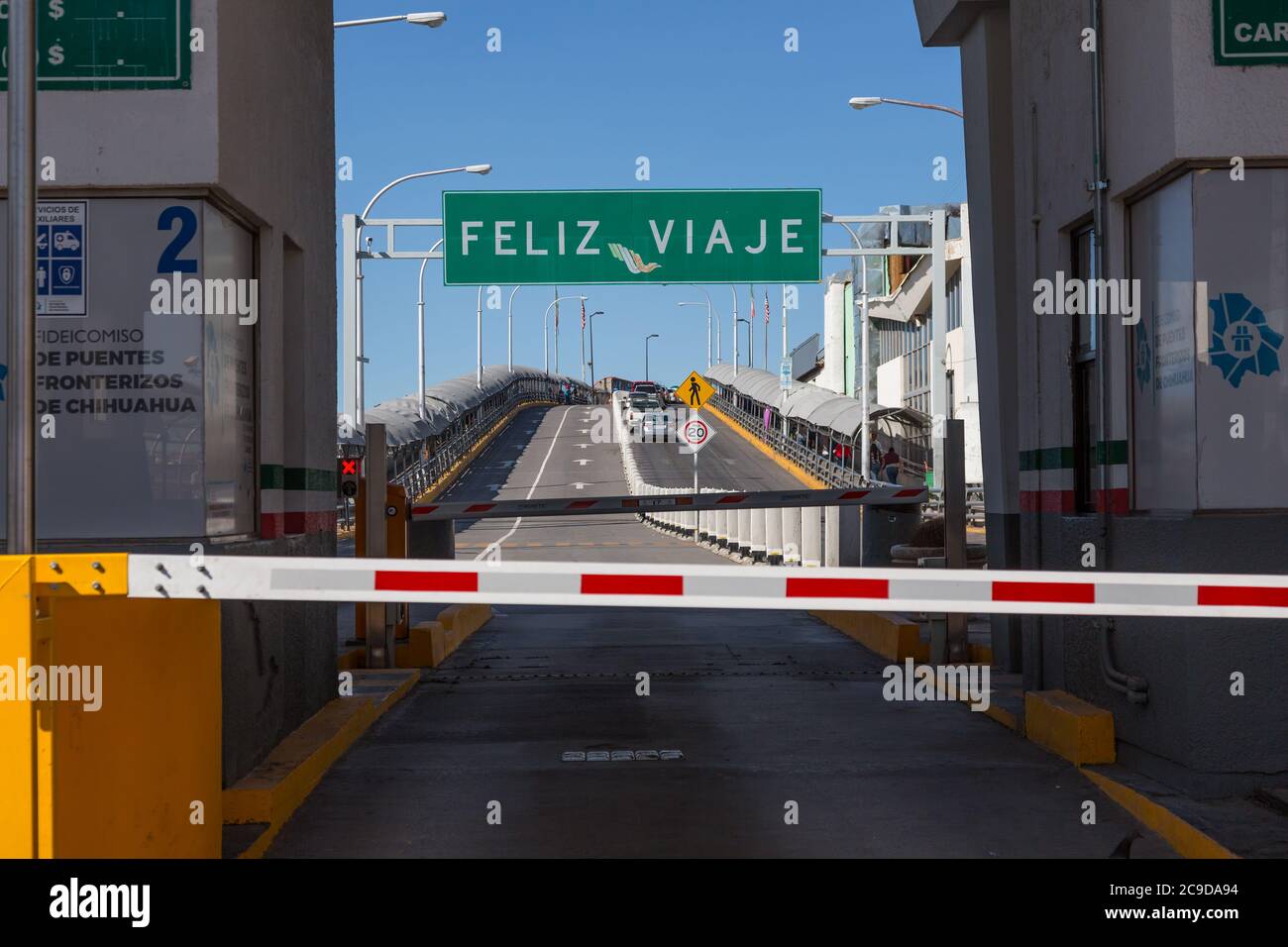 CONFINE TRA STATI UNITI e Messico da Ciudad Juarez, lato Messico. "Viaggi felici." Foto Stock