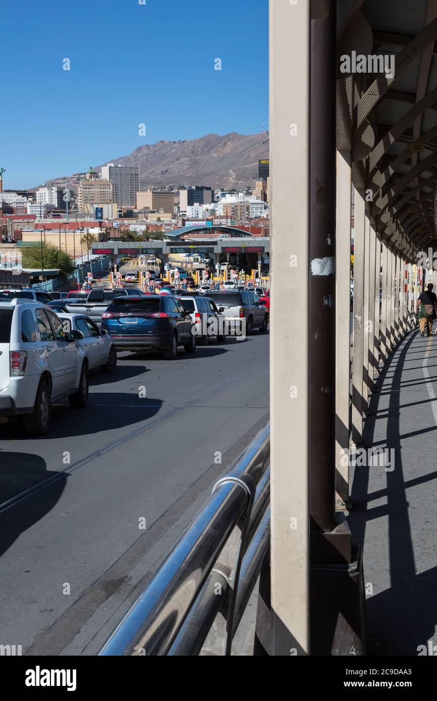 CONFINE TRA STATI UNITI e Messico da Ciudad Juarez, lato Messico. Avvicinandosi al checkpoint dell'immigrazione statunitense, El Paso in background. Foto Stock