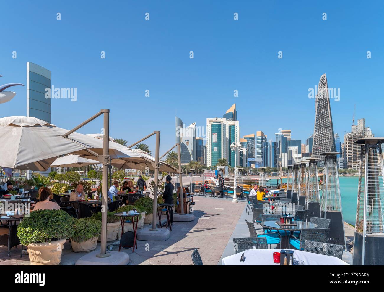 Ristorante al Mourjan sulla Corniche con lo skyline del West Bay Central Business District dietro, Doha, Qatar, Medio Oriente Foto Stock