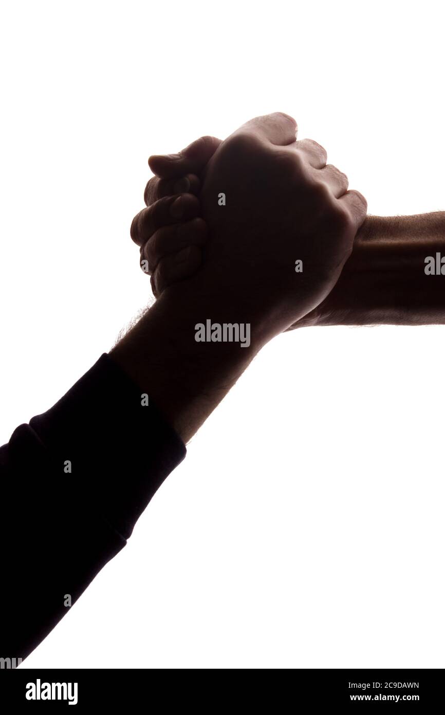 Le mani distese di giovani e anziani, la salvezza, l'aiuto - silhouette, il concetto di aiuto Foto Stock