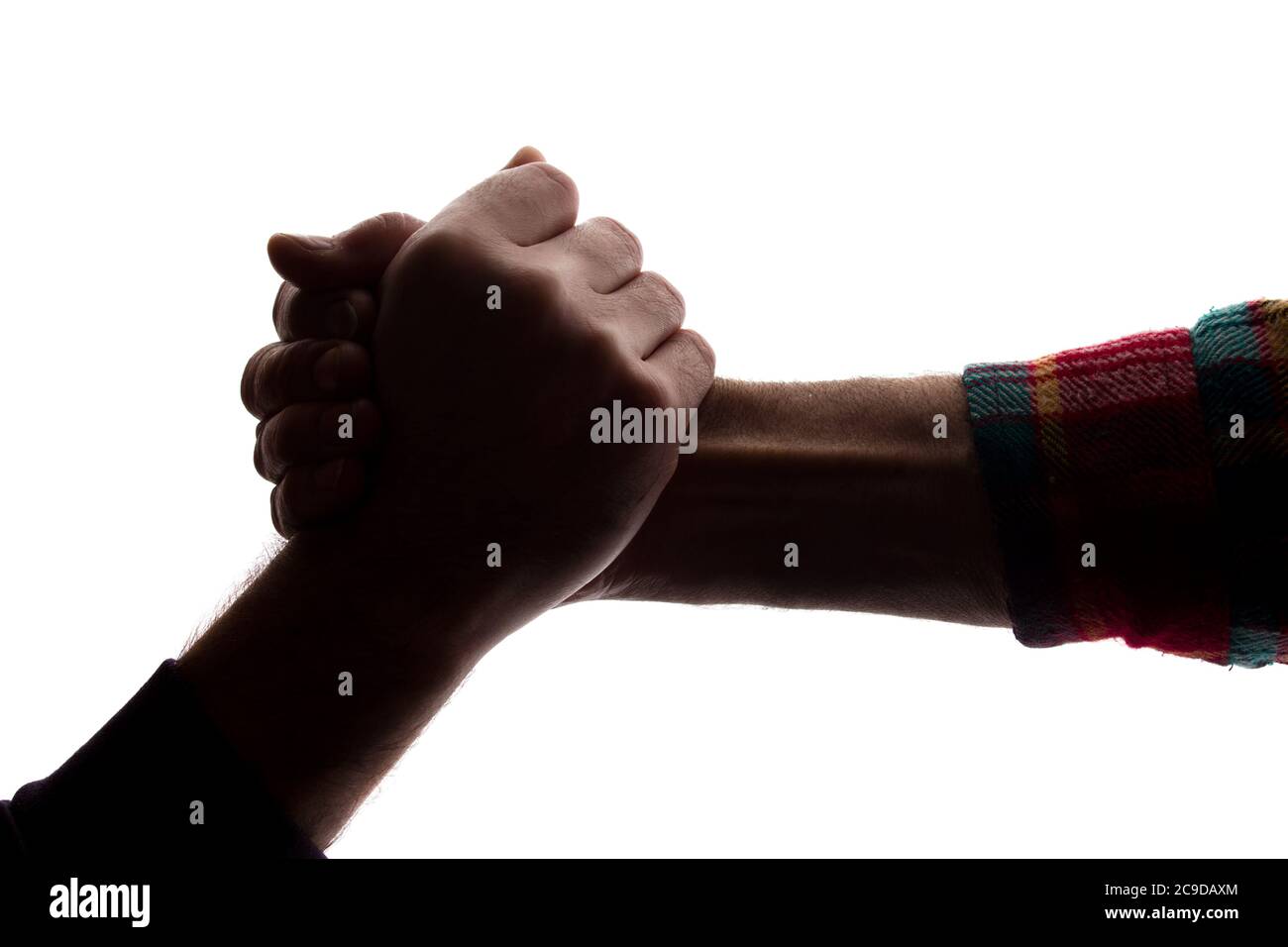 Le mani distese di giovani e anziani, la salvezza, l'aiuto - silhouette, il concetto di aiuto Foto Stock