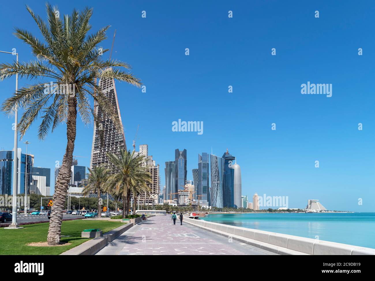 Lo skyline del West Bay Central Business District dalla Corniche, Doha, Qatar, Medio Oriente Foto Stock