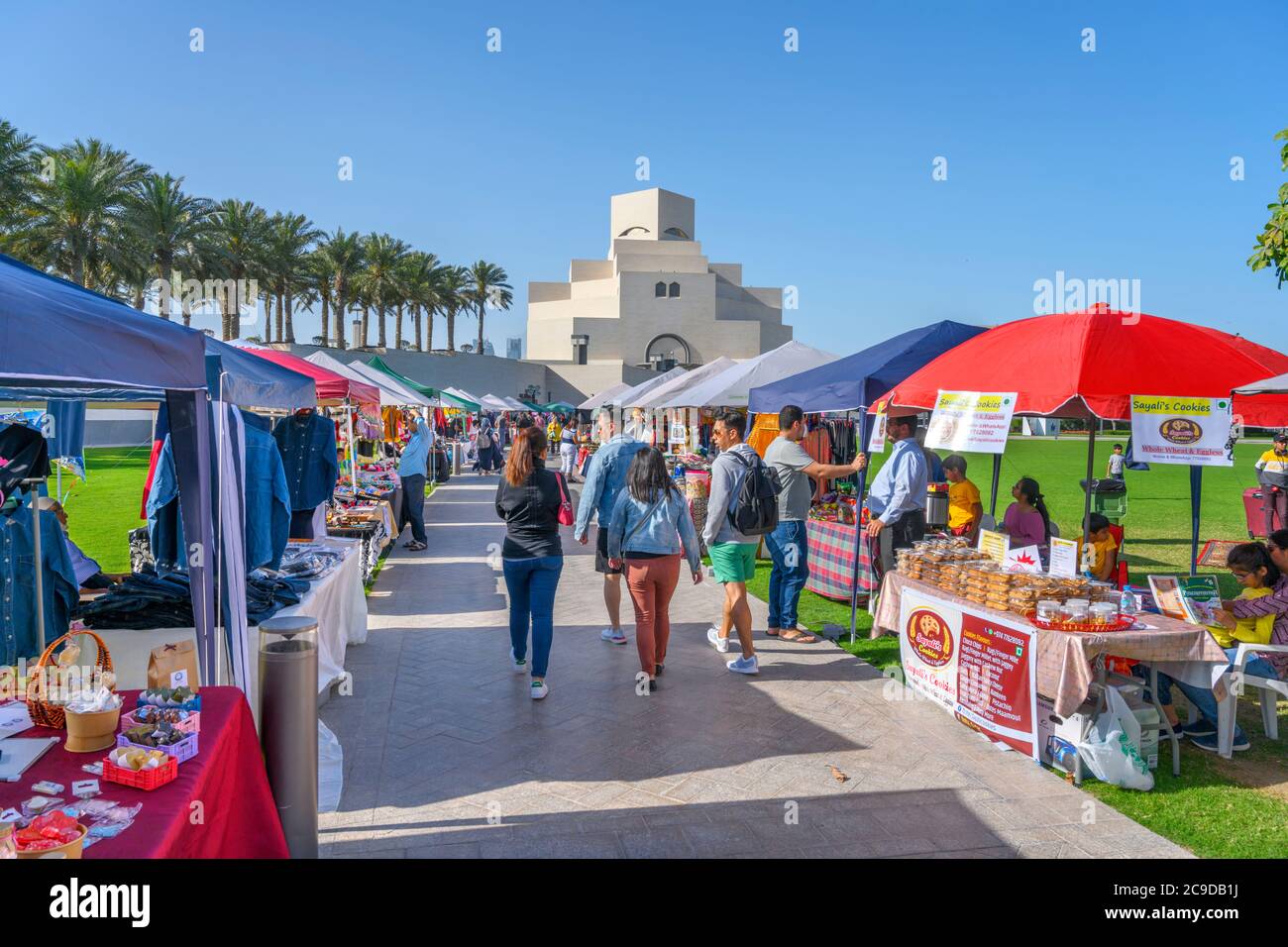 Bancarelle di mercato di fronte al Museo di Arte Islamica, Doha, Qatar, Medio Oriente Foto Stock