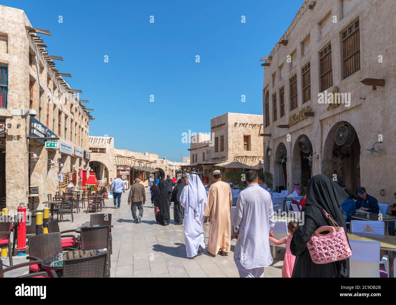 Caffè, ristoranti e negozi a Souq Waqif, Doha, Qatar, Medio Oriente Foto Stock