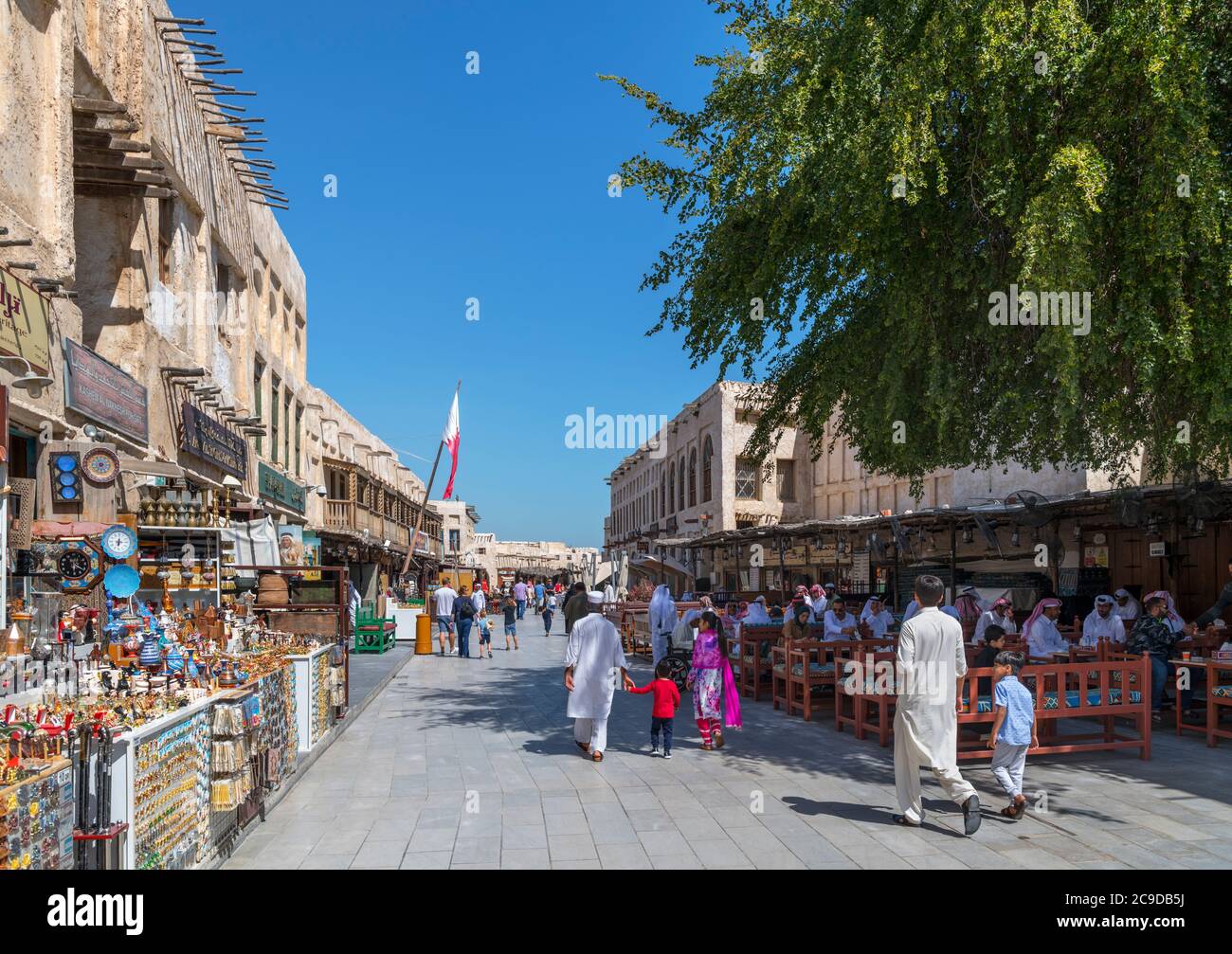 Caffè, ristoranti e negozi a Souq Waqif, Doha, Qatar, Medio Oriente Foto Stock