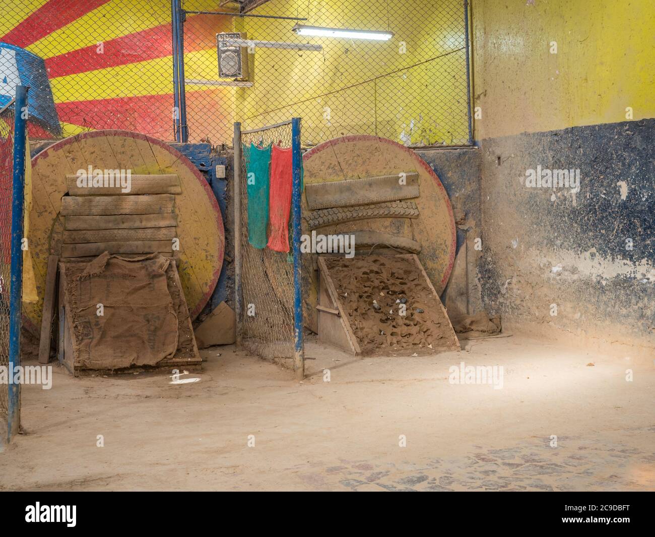 Bogotà, Colombia - Septemebr 12, 2019: colombiano gioco tejo in locali del Tejo club.Tejo, noto anche, ad un grado minore, come turmeque, è una tradizionale Foto Stock