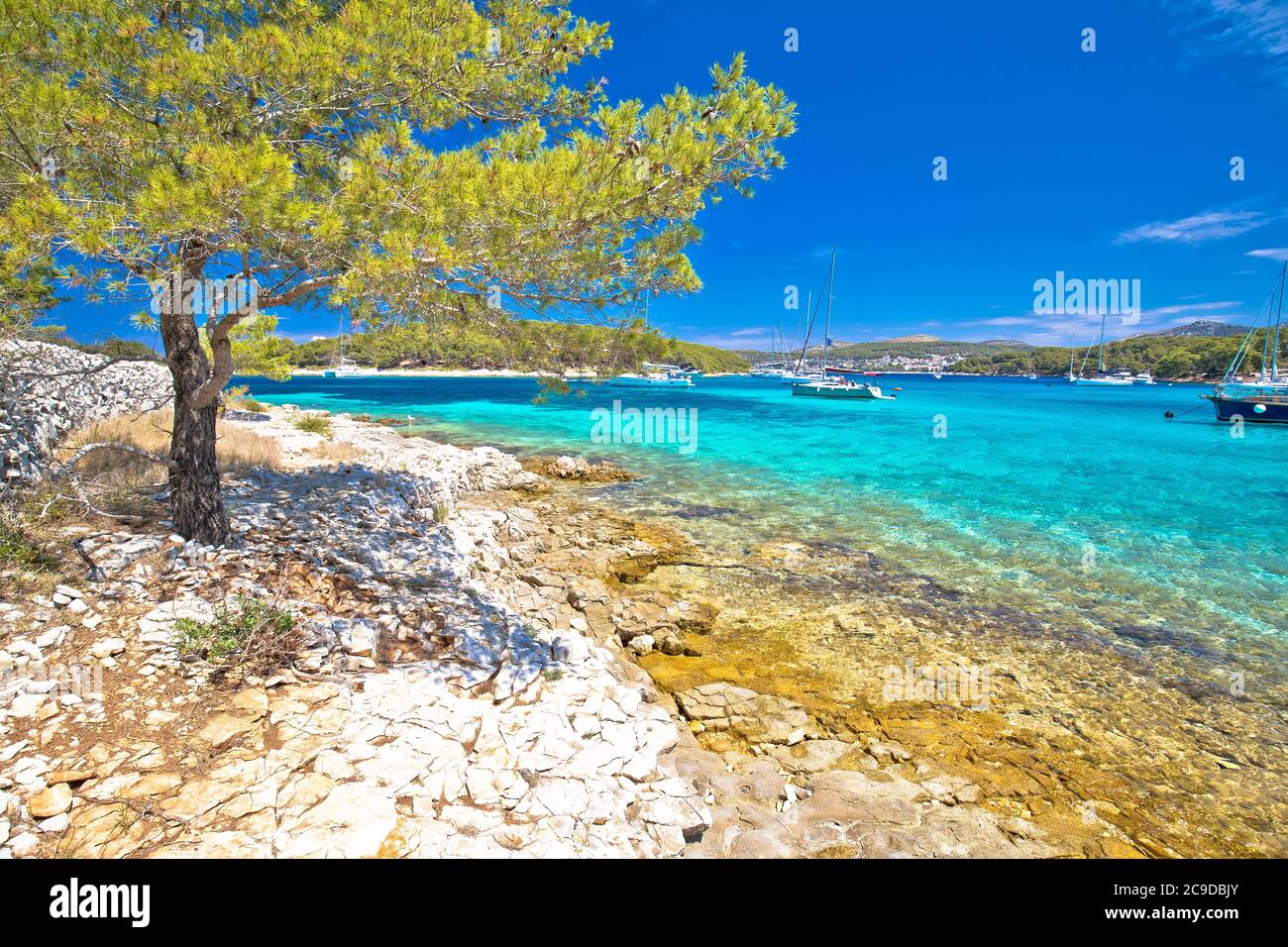 Spiaggia turchese sulle isole Pakleni otoci destinazione turistica, arcipelago di Hvar, Croazia Foto Stock