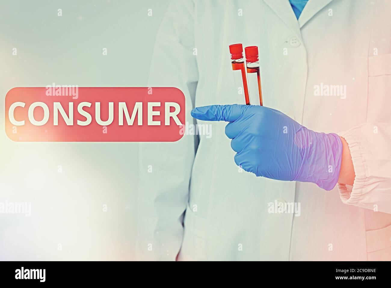 Scrittura a mano del testo di scrittura Consumer. Una foto concettuale che utilizza beni economici che sono venduti dai produttori campione di analisi del sangue di laboratorio mostrato Foto Stock